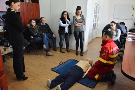 Lecţii de prim-ajutor, pentru jurnaliştii orădeni, de la specialiştii ISU Crişana (FOTO/VIDEO)