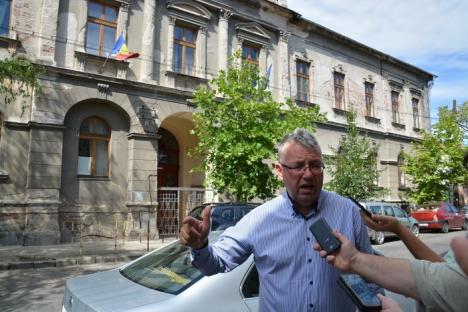 Show politic: Pásztor Sándor a ieşit în stradă să-i arate obrazul lui Ilie Bolojan că nu reabilitează şcoala Szacsvay (FOTO/VIDEO)