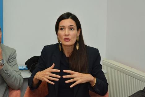 Clotilde Armand, la Oradea: 'Politicienii care se află la conducere lucrează pentru străini, nu eu' (FOTO)