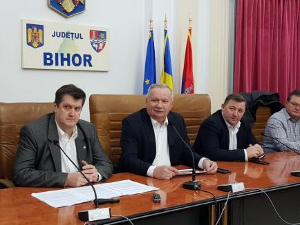 Mărgica Consiliului Judeţean: Pleiadă de PSD-işti la semnarea contractului pentru bazinul de înot din Nucet (FOTO)