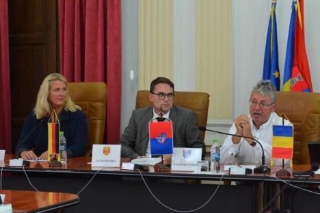 Discutăm... discuţii: Preşedintele CJ Bihor, Pásztor Sándor, s-a tras în poze cu o delegaţie din Germania (FOTO)