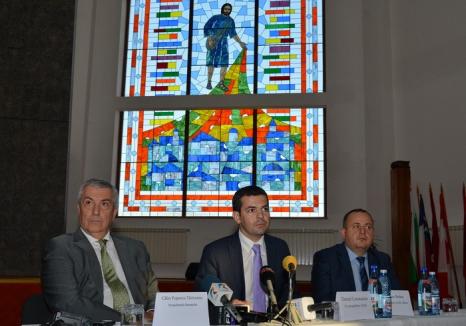 'Dumnezeu face politică!'. Liderii ALDE, Călin Popescu Tăriceanu şi Daniel Constantin, şi-au făcut campanie la Universitatea Emanuel (FOTO)