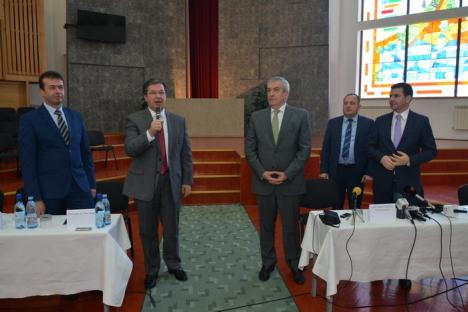 'Dumnezeu face politică!'. Liderii ALDE, Călin Popescu Tăriceanu şi Daniel Constantin, şi-au făcut campanie la Universitatea Emanuel (FOTO)