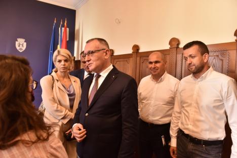 Anunț-surpriză la Oradea: Ministerul Educației a atacat sentința controversată care a anulat sesizările privind plagiatul premierului Ciucă (FOTO)