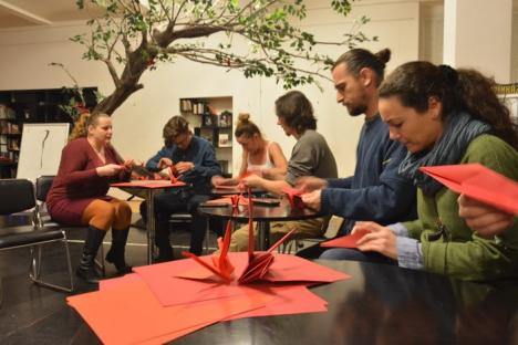 Conferinţă inedită: Jurnaliştii au făcut origami alături de dansatori, actori şi voluntari ai Teatrului Szigligeti pentru premiera 'Pasărea nimănui' (FOTO/VIDEO)