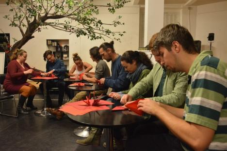 Conferinţă inedită: Jurnaliştii au făcut origami alături de dansatori, actori şi voluntari ai Teatrului Szigligeti pentru premiera 'Pasărea nimănui' (FOTO/VIDEO)