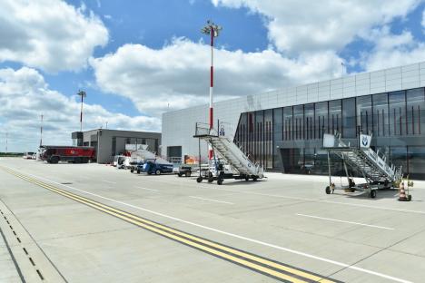 Aeroportul Oradea a închis toate proiectele. Pentru prelungirea pistei s-au excavat 38.000 basculante de pământ, gardul inteligent separă vocile oamenilor de zgomotul traficului (FOTO)