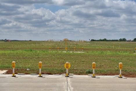 Aeroportul Oradea a închis toate proiectele. Pentru prelungirea pistei s-au excavat 38.000 basculante de pământ, gardul inteligent separă vocile oamenilor de zgomotul traficului (FOTO)