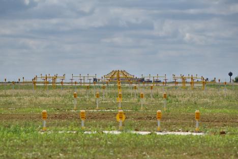 Aeroportul Oradea a închis toate proiectele. Pentru prelungirea pistei s-au excavat 38.000 basculante de pământ, gardul inteligent separă vocile oamenilor de zgomotul traficului (FOTO)