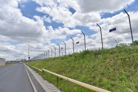 Aeroportul Oradea a închis toate proiectele. Pentru prelungirea pistei s-au excavat 38.000 basculante de pământ, gardul inteligent separă vocile oamenilor de zgomotul traficului (FOTO)