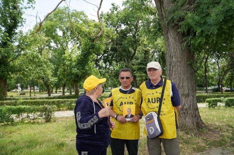 Candidaţi ai AUR în Parcul 1 Decembrie din Oradea: „Extremişti sunt cei care promovează căsătoriile alternative' (FOTO)