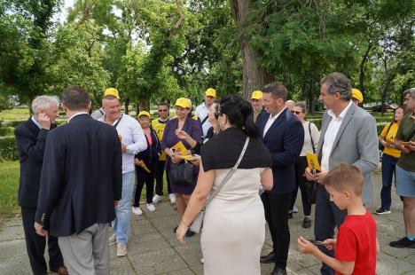 Candidaţi ai AUR în Parcul 1 Decembrie din Oradea: „Extremişti sunt cei care promovează căsătoriile alternative' (FOTO)