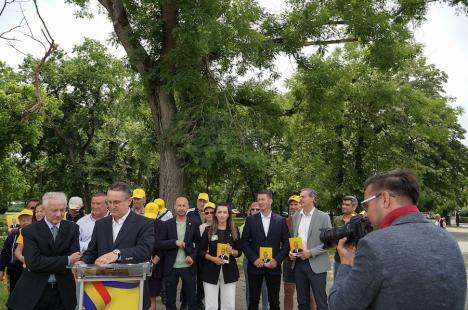 Candidaţi ai AUR în Parcul 1 Decembrie din Oradea: „Extremişti sunt cei care promovează căsătoriile alternative' (FOTO)