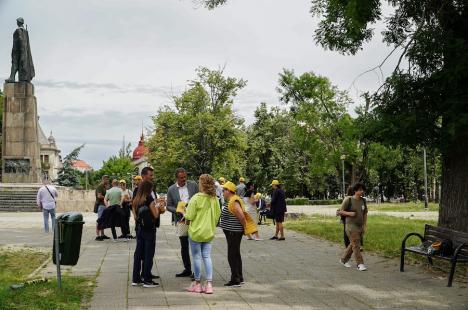 Candidaţi ai AUR în Parcul 1 Decembrie din Oradea: „Extremişti sunt cei care promovează căsătoriile alternative' (FOTO)