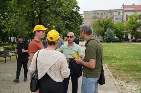 Candidaţi ai AUR în Parcul 1 Decembrie din Oradea: „Extremişti sunt cei care promovează căsătoriile alternative' (FOTO)