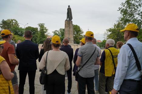 Candidaţi ai AUR în Parcul 1 Decembrie din Oradea: „Extremişti sunt cei care promovează căsătoriile alternative' (FOTO)