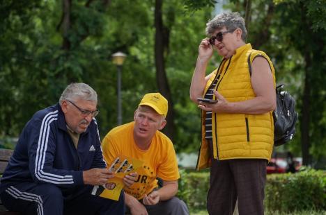 Candidaţi ai AUR în Parcul 1 Decembrie din Oradea: „Extremişti sunt cei care promovează căsătoriile alternative' (FOTO)