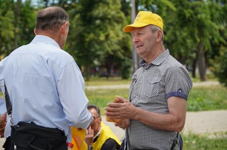 Candidaţi ai AUR în Parcul 1 Decembrie din Oradea: „Extremişti sunt cei care promovează căsătoriile alternative' (FOTO)