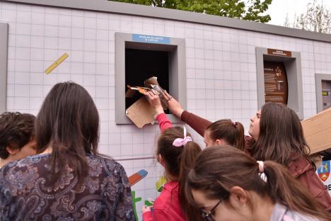 Elevii din Oradea, primii care colectează deșeurile în 5 fracții. Șase școli din oraș au intrat într-un concurs al reciclării (FOTO)