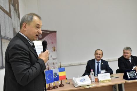 Facultatea de Drept sărbătoreşte 100 de ani de şcoală juridică românească la Oradea. Printre invitaţi, fostul procuror general Augustin Lazăr (FOTO)