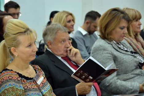 Cu ochii pe presă: Profesori de jurnalism şi ziarişti au dezbătut evoluţia mass-media româneşti (FOTO)