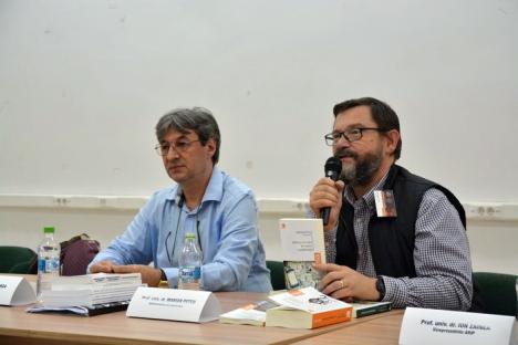 Cu ochii pe presă: Profesori de jurnalism şi ziarişti au dezbătut evoluţia mass-media româneşti (FOTO)