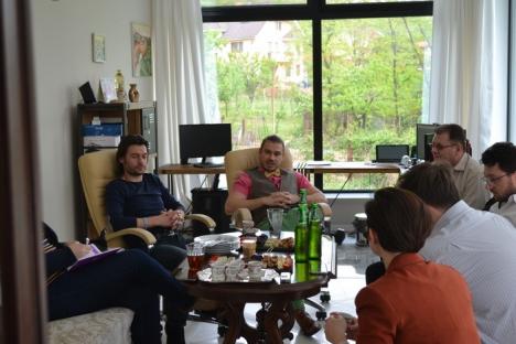 Campanie cu fală: Horea Vuşcan a chemat presa la el acasă, să demonstreze că 'are tot ce-i trebuie' (FOTO)