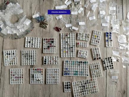 Suspectată de evaziune fiscală: Accesorii din argint şi cristale Swarovski au fost confiscate din casa unei orădence