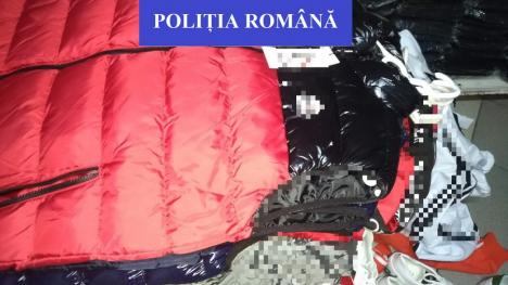 Magazin din Oradea, 'golit' de poliţişti: sute de articole de îmbrăcăminte și încălțăminte contrafăcute au fost confiscate (FOTO)