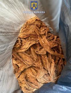Descinderi printre bişniţarii din piaţa Tinca: Peste 100 de pachete de ţigări şi 18 kilograme de tutun de contrabandă au fost confiscate (FOTO)