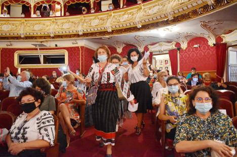 Învăţători şi educatori din ţară şi din străinătate, reuniţi la Oradea: „Să nu uităm niciodată de copiii cu note între 6 şi 9” (FOTO)
