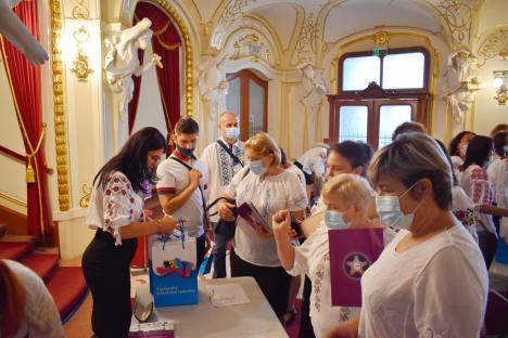 Învăţători şi educatori din ţară şi din străinătate, reuniţi la Oradea: „Să nu uităm niciodată de copiii cu note între 6 şi 9” (FOTO)