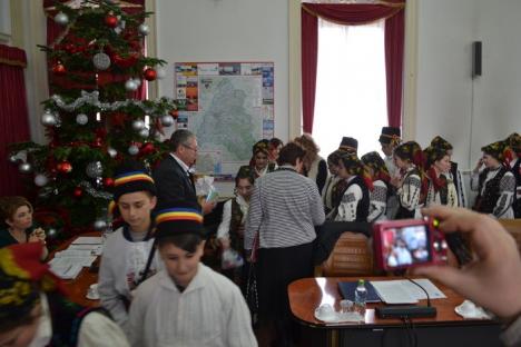 Creştini… pe jumătate: După ce au ascultat colinde, consilierii judeţeni din Bihor şi-au reluat bătăliile obişnuite (FOTO)
