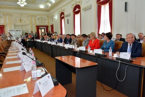 Constituirea noului Consiliu Judeţean se amână: Liberalii au lipsit in corpore, boicotând majoritatea PSD-UDMR-ALDE (FOTO)