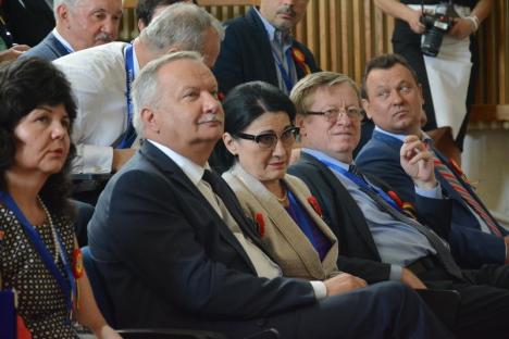 Doi miniştri şi patru foşti miniştri au venit la 'ziua' Universităţii din Oradea (FOTO)