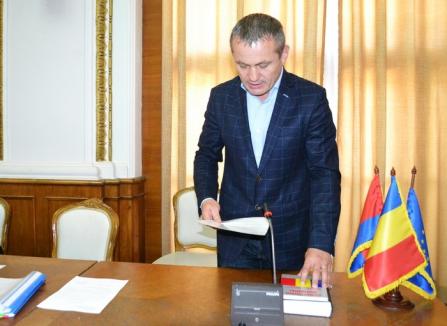 Renunţă la CJ! Liberalul Mircea Mălan a depus jurământul de consilier local (FOTO)