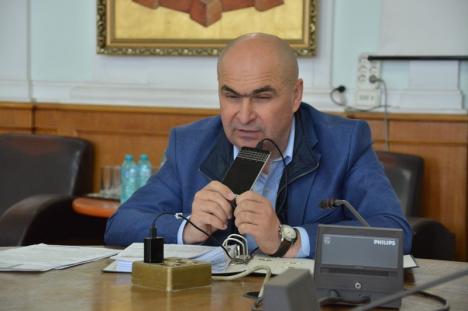 Şedinţă prin telefon: Consilierii locali din Oradea au hotărât achiziţionarea a 388 de tablete pentru şcolarii din familii cu probleme financiare (FOTO / VIDEO)