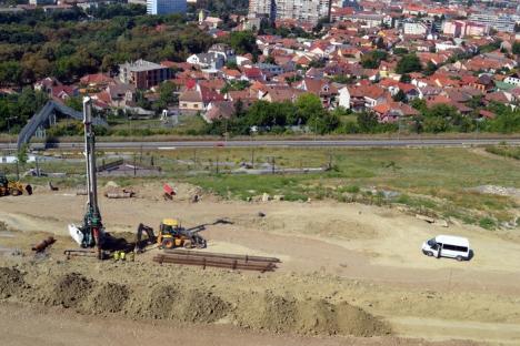 Au început lucrările la dealul Ciuperca. Specialiştii în foraje toarnă piloţii care vor susţine grădina publică (FOTO/VIDEO)