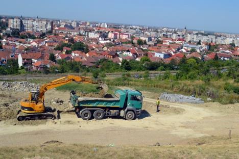 Au început lucrările la dealul Ciuperca. Specialiştii în foraje toarnă piloţii care vor susţine grădina publică (FOTO/VIDEO)