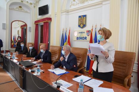Ilie Bolojan a depus jurământul de preşedinte al Consiliului Judeţean Bihor. Anunţă restructurarea şi eficientizarea instituţiei (FOTO)