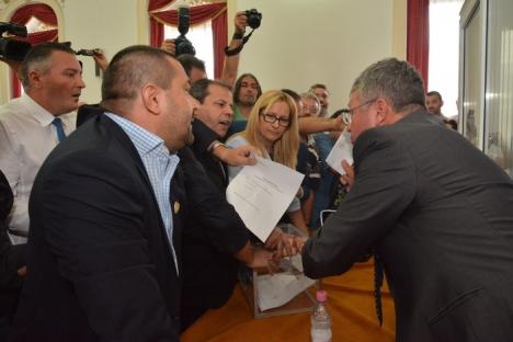 A început procesul în care PNL contestă legalitatea alegerii conducerii Consiliului Judeţean Bihor
