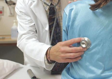 Specialiștii în Sănătate Publică avertizează: peste 10.000 de bihoreni au infecții respiratorii, cinci au murit de gripă