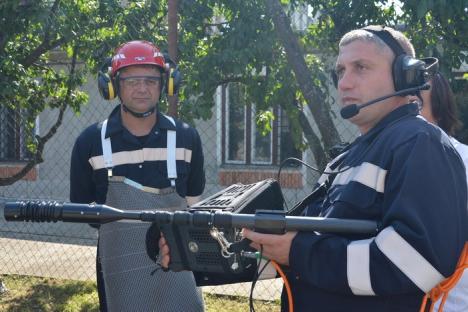 În caz de cutremur: ISU Crişana are aparat cu care pompierii pot găsi oameni prinşi sub dărâmături (FOTO/VIDEO)