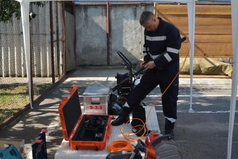 În caz de cutremur: ISU Crişana are aparat cu care pompierii pot găsi oameni prinşi sub dărâmături (FOTO/VIDEO)