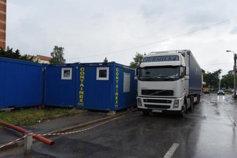 Constructorii au asamblat jumătate din construcţia modulară în care va fi mutată Unitatea de Primire Urgenţe din Oradea (FOTO / VIDEO)