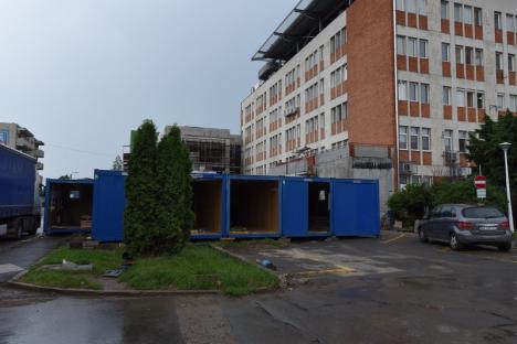 Constructorii au asamblat jumătate din construcţia modulară în care va fi mutată Unitatea de Primire Urgenţe din Oradea (FOTO / VIDEO)