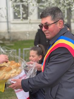 Încă o inaugurare penibilă în România: S-a sfinţit un contor de gaz, 'mare cadou' de la primar (FOTO)