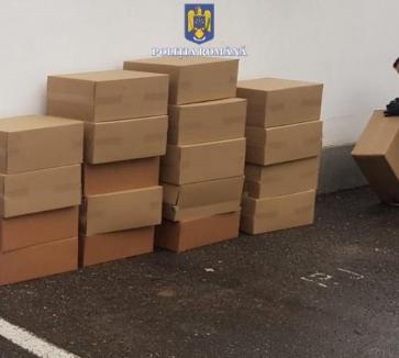 Captură uriaşă a Poliţiei Bihor: Peste 12.000 de pachete de ţigări descoperite în maşina unei firme de curierat. Șoferul a fost reţinut (FOTO)