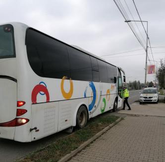 Poliţia Bihor: Într-o singură zi, 47 de bihoreni au fost amendaţi pentru că nu purtau mască în mijloacele de transport public (FOTO)