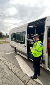 Poliţia Bihor: Într-o singură zi, 47 de bihoreni au fost amendaţi pentru că nu purtau mască în mijloacele de transport public (FOTO)